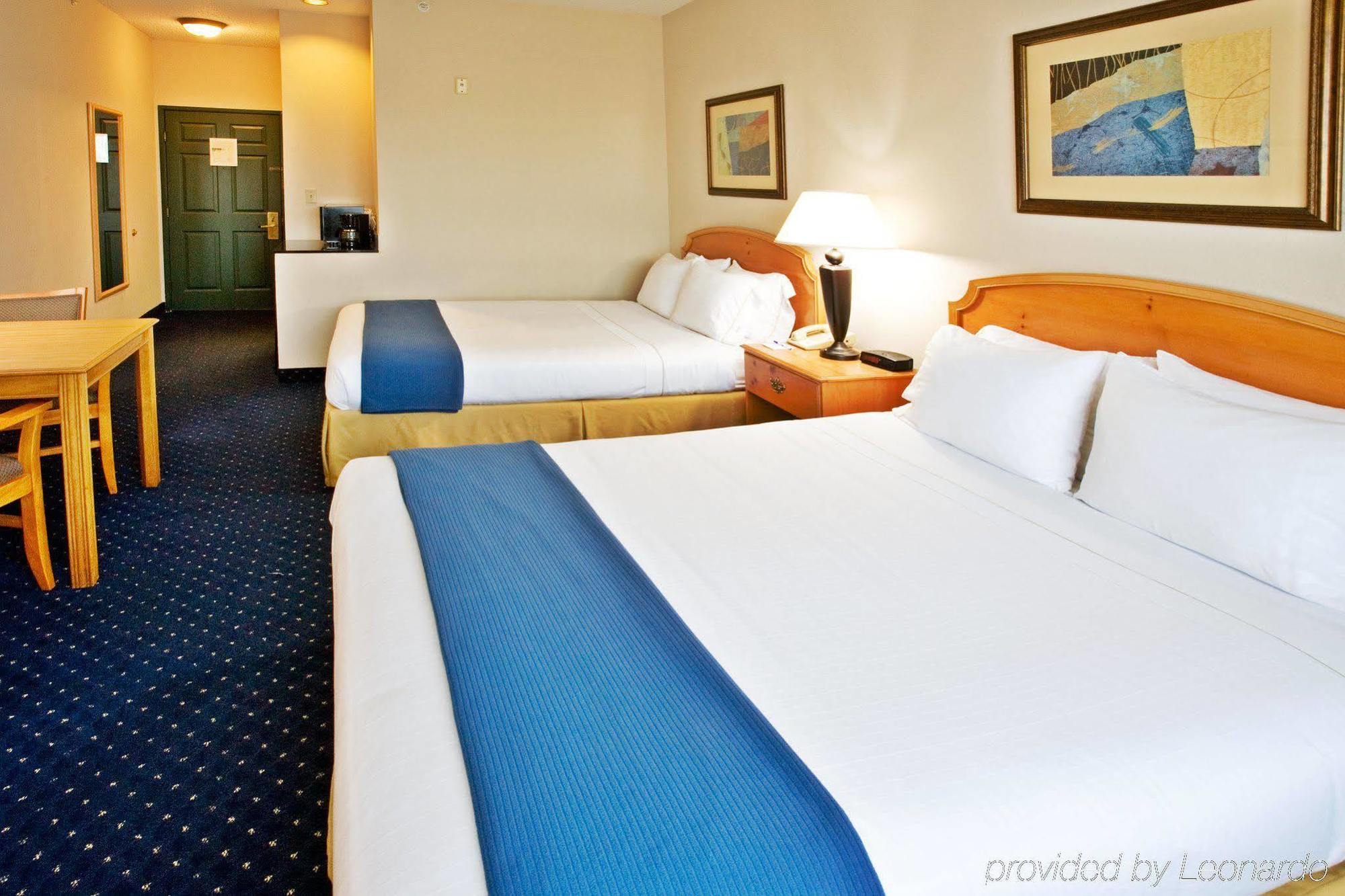 Holiday Inn And Suites Addison By Ihg Номер фото