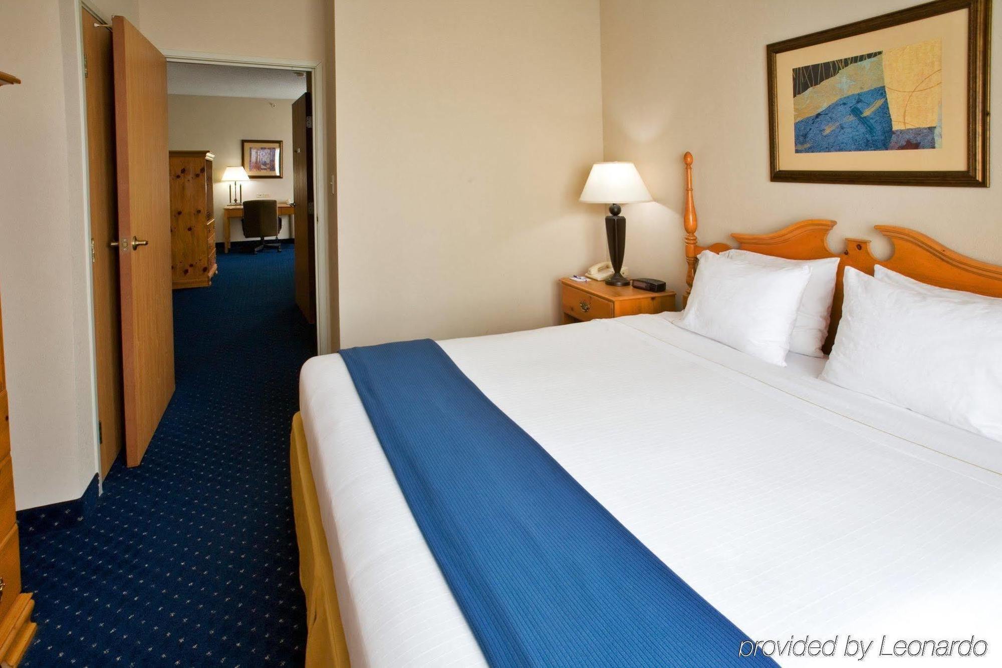 Holiday Inn And Suites Addison By Ihg Номер фото